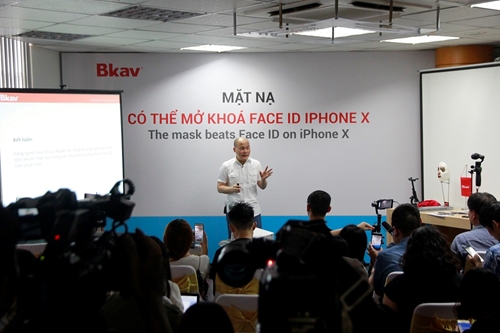 Bkav dùng mặt nạ mở khóa chức năng Face ID trên điện thoại iPhone X của Apple